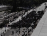 Und auch mal tagsüber. Von rechts nach links: Demonstraten, Bereitschaftspolizei mit Helm und Schlagstock ...