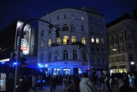 Mi 5.7. - Fahrradtour durch die verrammelte Innenstadt - Parallel war die "Lieber Tanz ich als G20". Wasserwerfer parken vor dem Alsterhaus