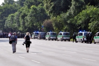 Fr 7.7. - Demonstranten rennen die Schröderstiftstraße herunter und die Polizei hinterher
