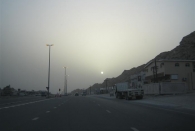 Sonnenuntergang im Dunst auf dem beleuchteten Highway