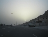 Sonnenuntergang im Dunst auf dem beleuchteten Highway