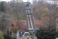 Die Seilbahn zum Burgpalast
