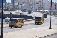 Zu einem Friedenskonzert in Havanna werden per Bus gratis Leute aus den Nachbarstädten nach Havanna gefahren - man beachte die Masse an Bussen, locker über 40