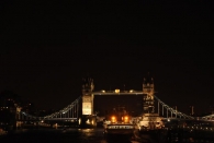 Tower Bridge bei Nacht von der London Bridge aus. Im Vordergrund rechts die HMS Belfast