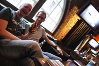 John und ich im Ozzy-Pub