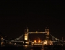 Tower Bridge bei Nacht von der London Bridge aus. Im Vordergrund rechts die HMS Belfast