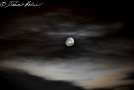 Wolkenspiel mit Mond
