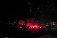 Mondnacht beim Alstervergnügen; Feuerwerk und Taucher mit Fackeln (Kamera: Canon Ixus 40)