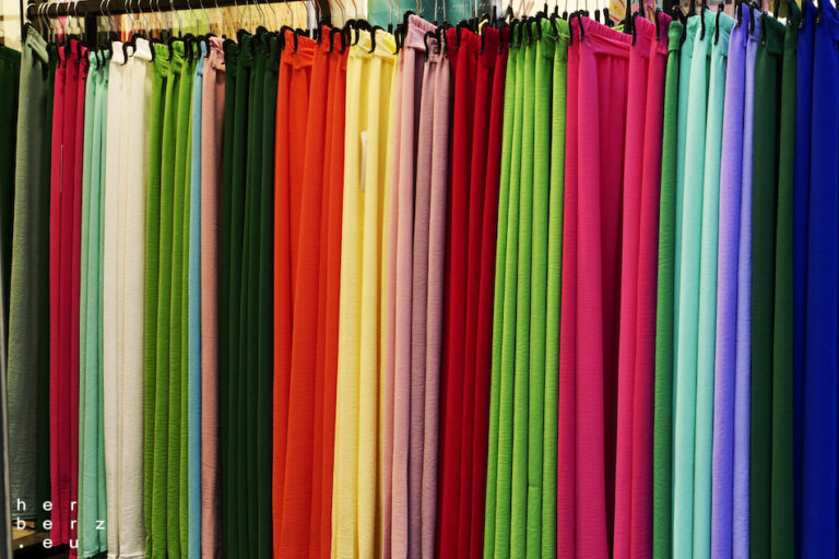13/2025 – Hosen, bunt