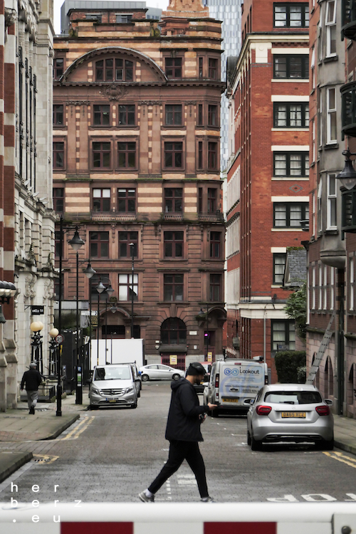 15/2026 – Hinter der Schranke